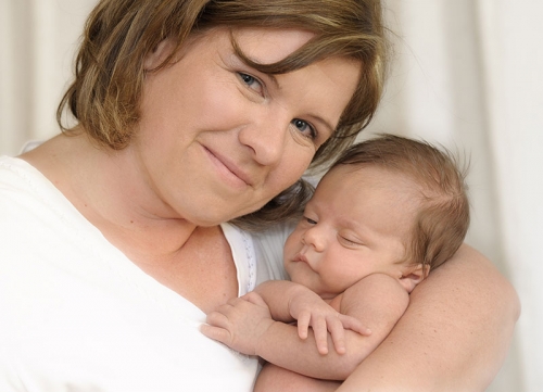 Hebamme Daniela Steinlechner mit Neugeborenem